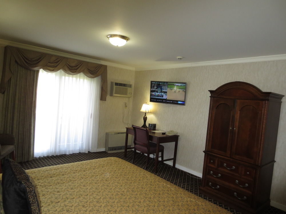 Roosevelt Inn & Suites Saratoga Springs Ballston Spa Екстериор снимка