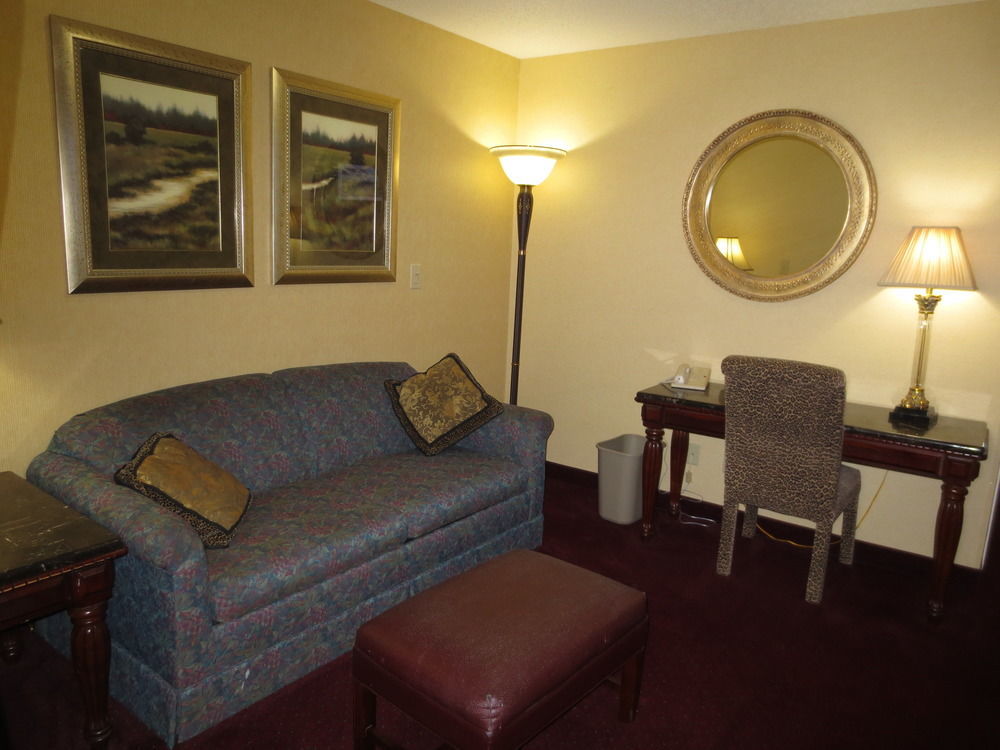 Roosevelt Inn & Suites Saratoga Springs Ballston Spa Екстериор снимка